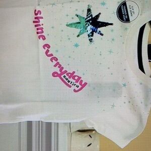 Beautiful marshmallow colored sleeveless graphic top blouse
